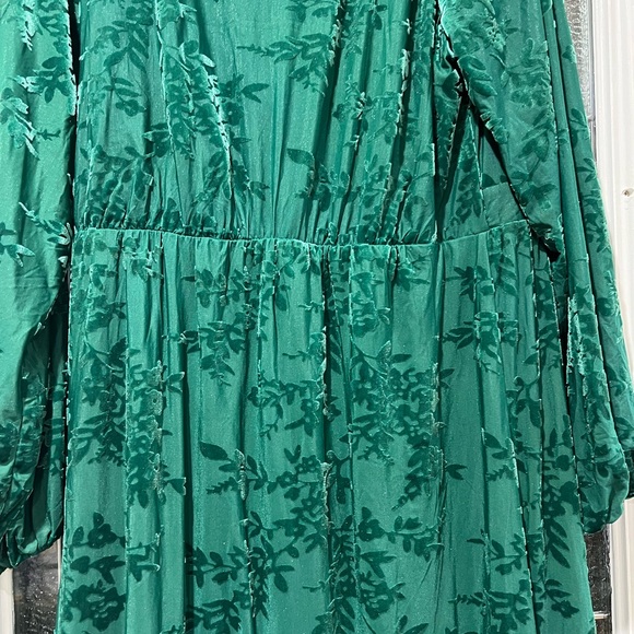 Velvet burnout wrap dress - Picture 7 of 12